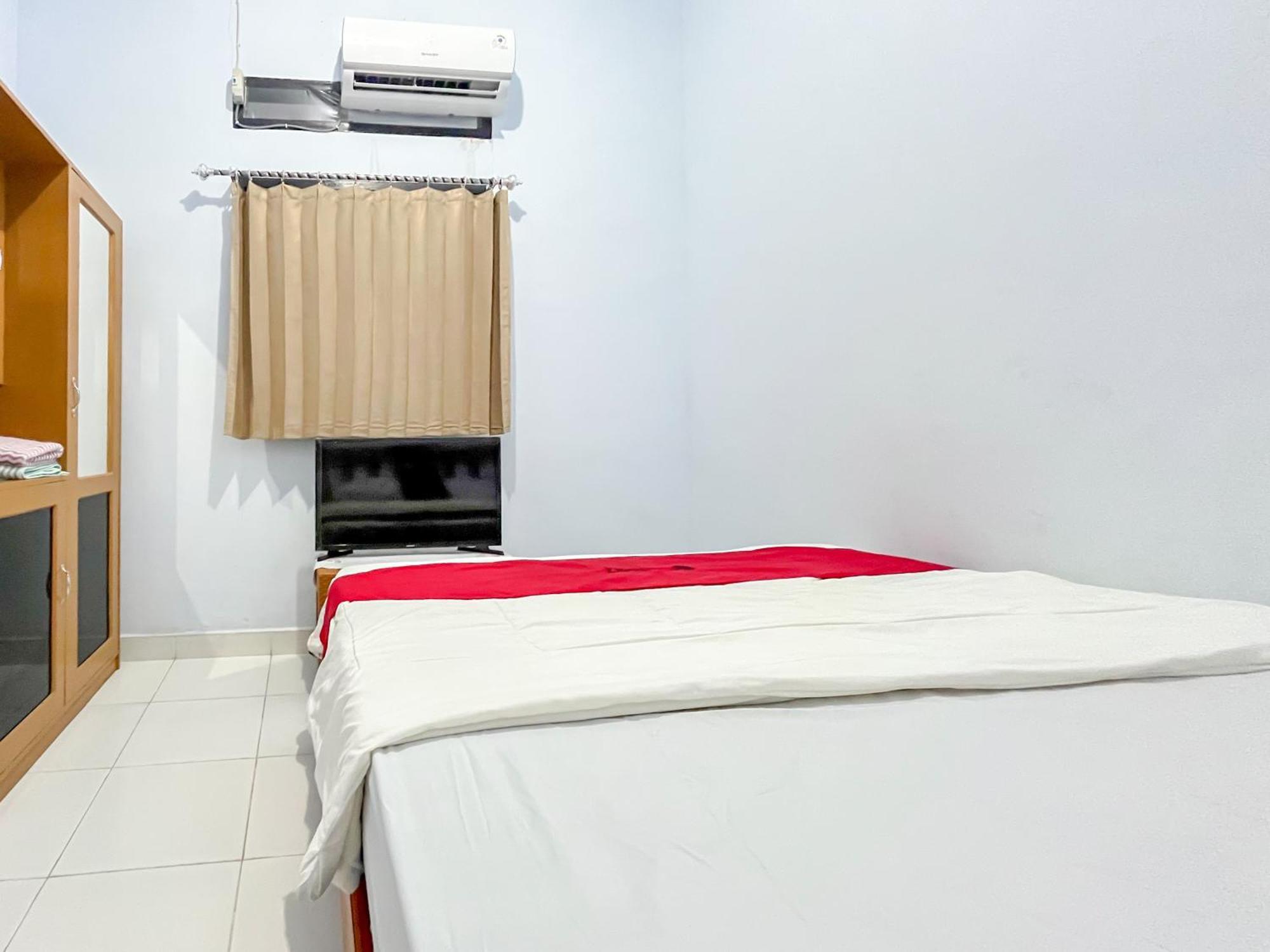 Reddoorz Syariah At Home Ampana Guest House Ampana Kota Extérieur photo