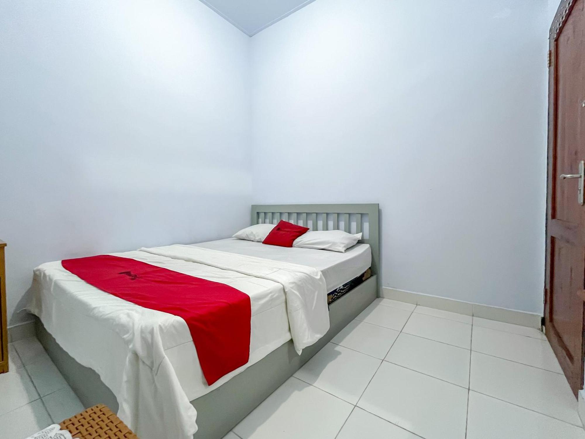 Reddoorz Syariah At Home Ampana Guest House Ampana Kota Extérieur photo