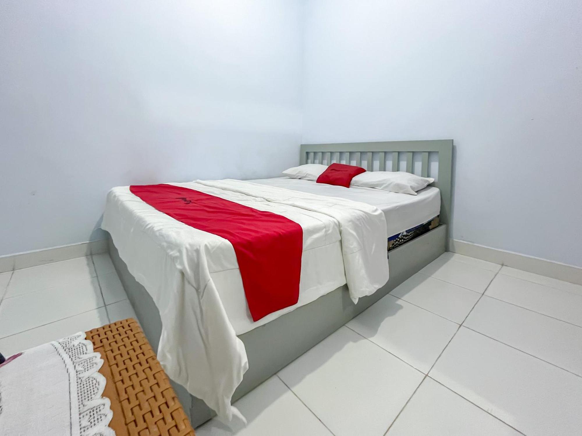 Reddoorz Syariah At Home Ampana Guest House Ampana Kota Extérieur photo