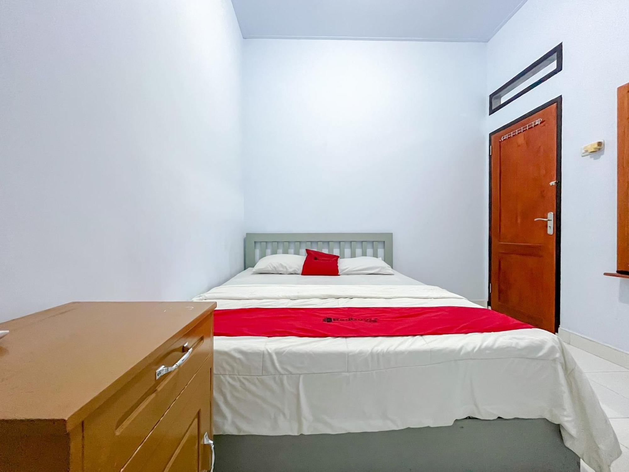 Reddoorz Syariah At Home Ampana Guest House Ampana Kota Extérieur photo