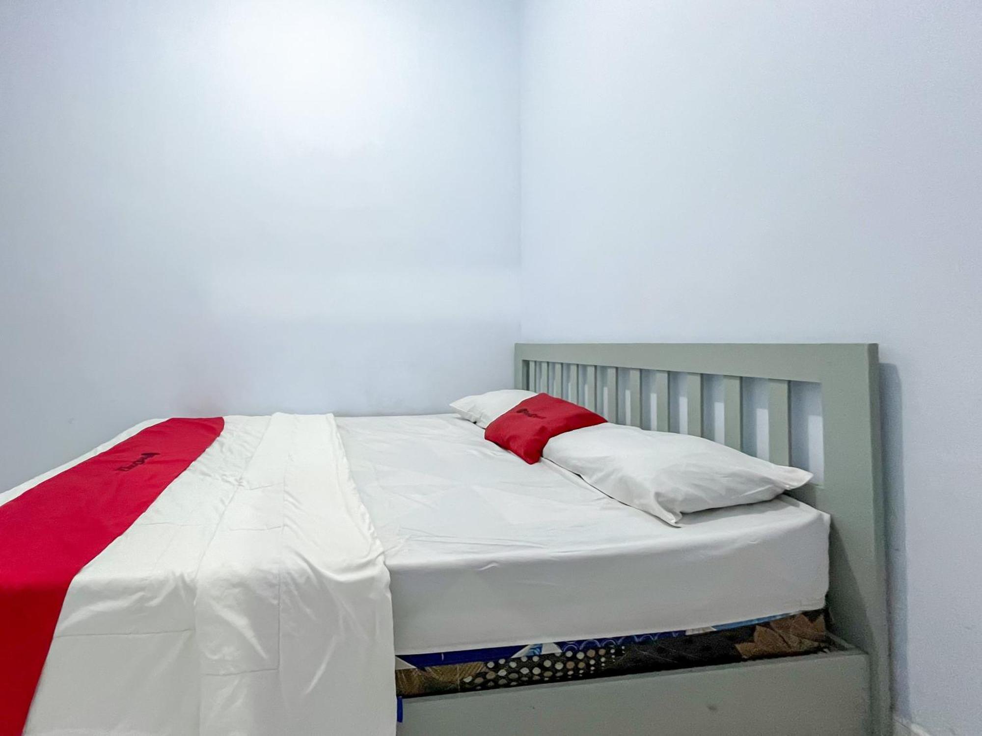 Reddoorz Syariah At Home Ampana Guest House Ampana Kota Extérieur photo