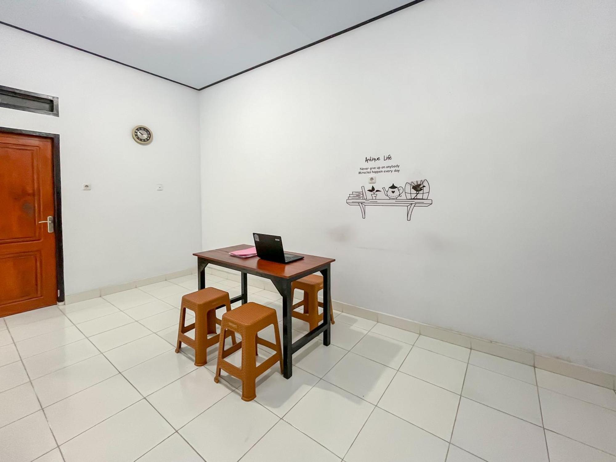 Reddoorz Syariah At Home Ampana Guest House Ampana Kota Extérieur photo