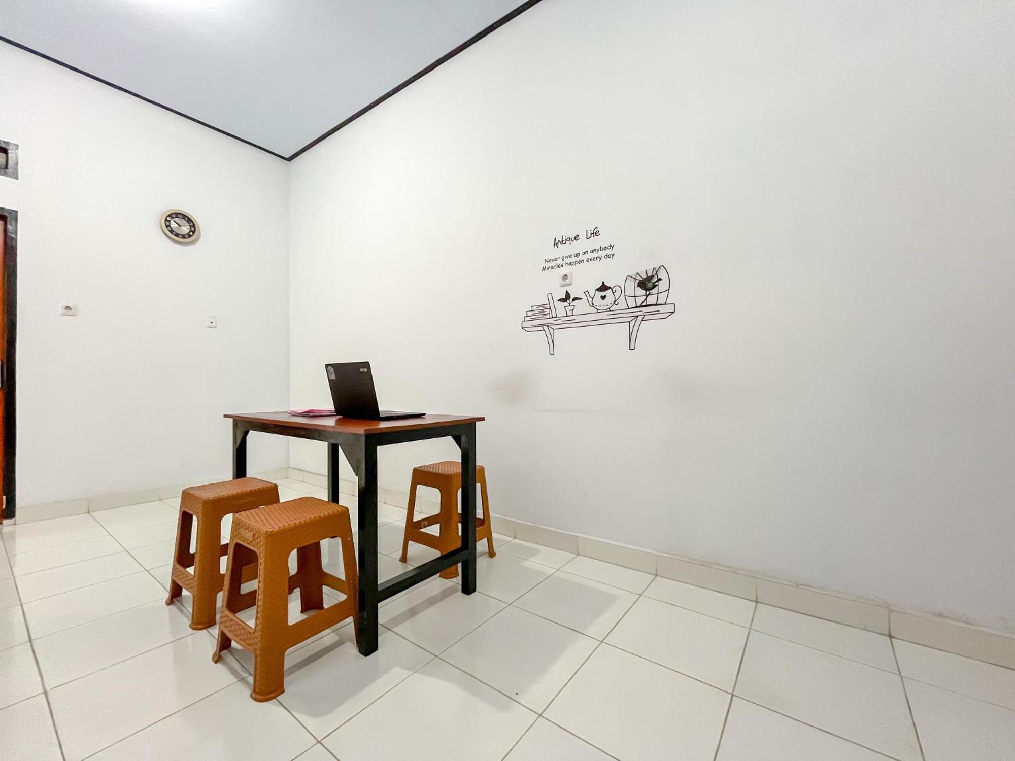 Reddoorz Syariah At Home Ampana Guest House Ampana Kota Extérieur photo