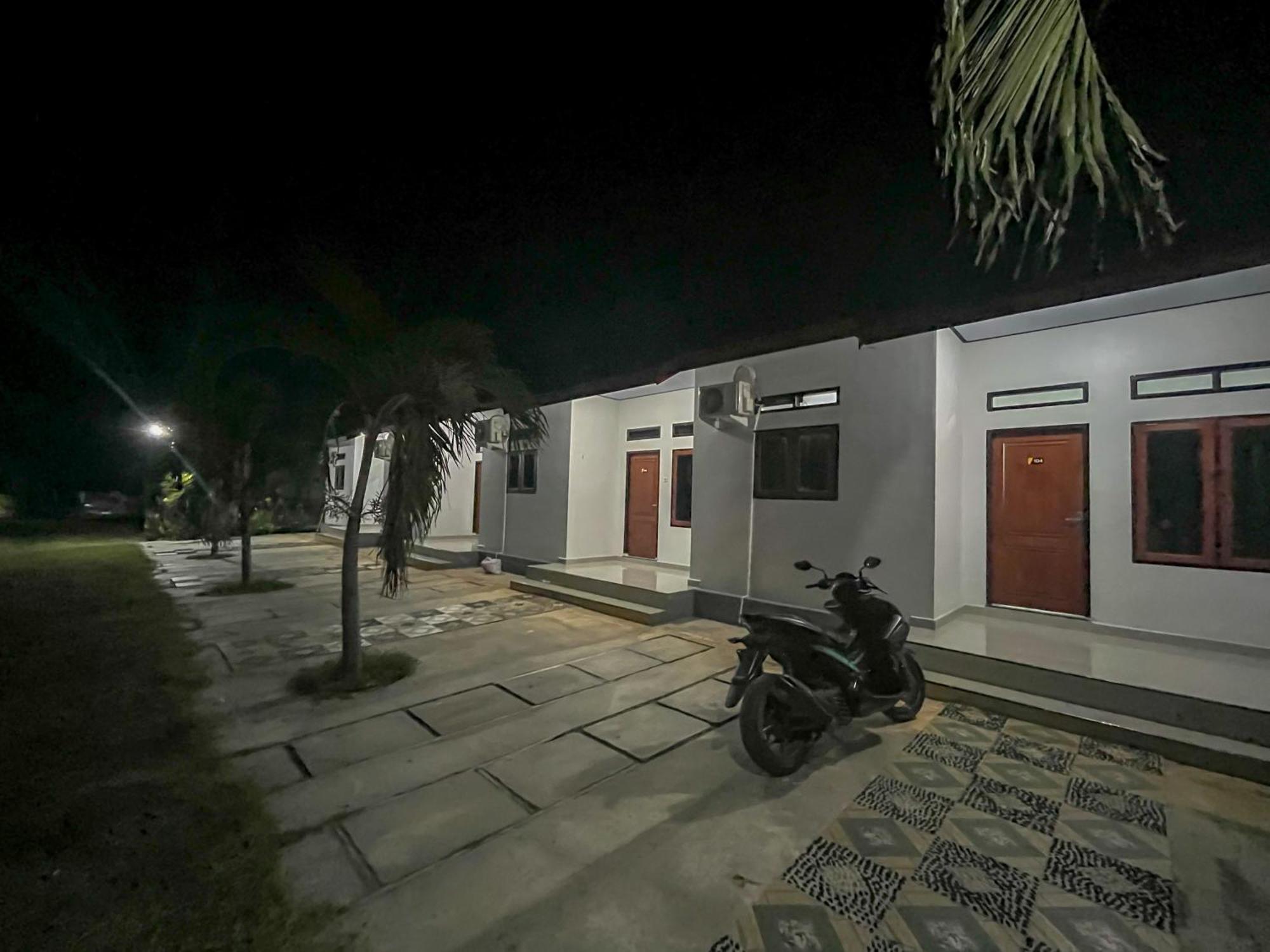 Reddoorz Syariah At Home Ampana Guest House Ampana Kota Extérieur photo